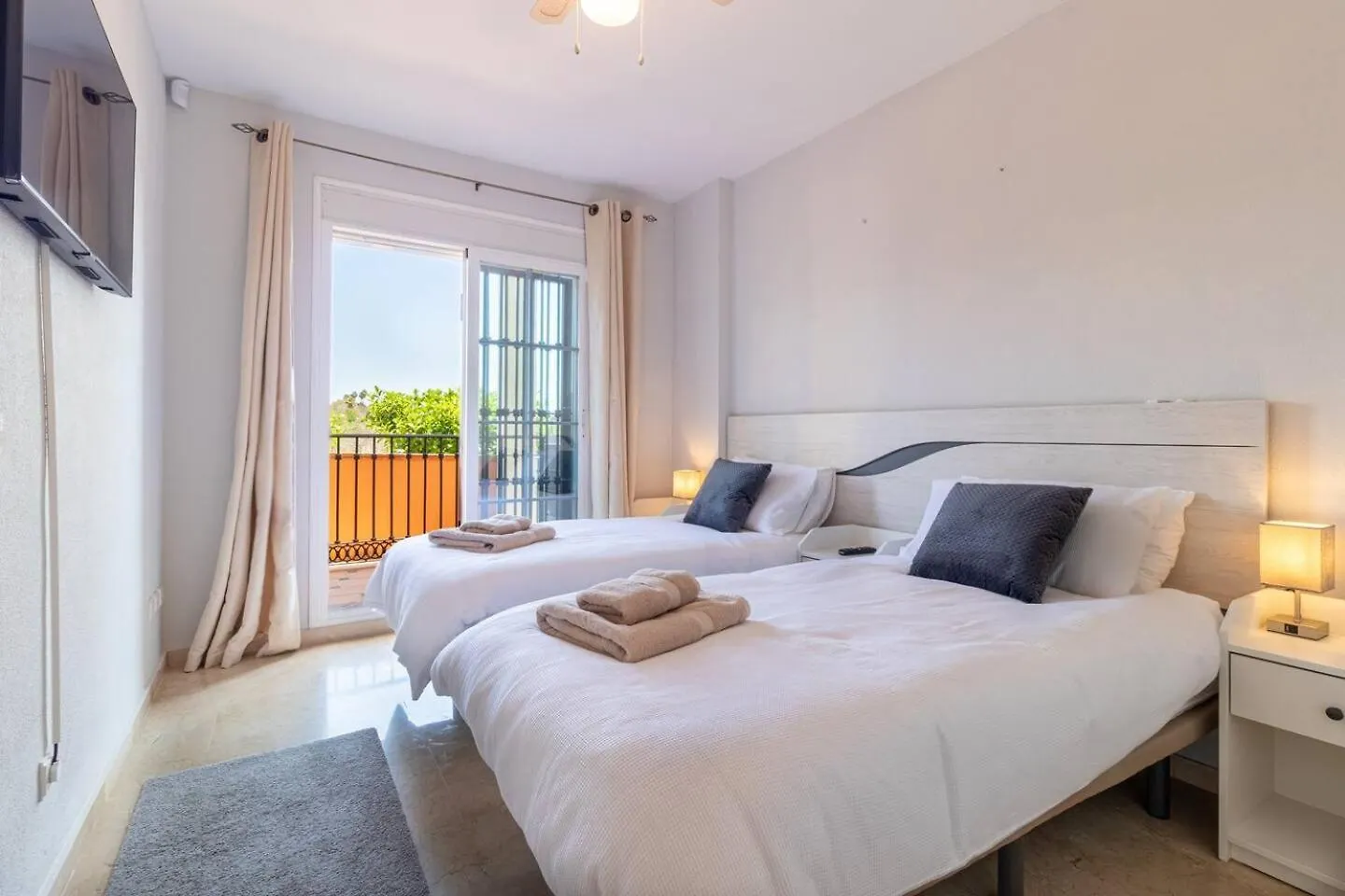 Mijas Golf 3-Bed Ground Floor Direct Pool Access Apartment Santa Fe de los Boliches